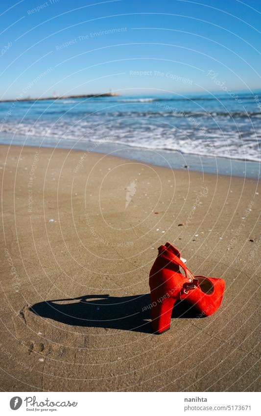 Rote High Heels mit Retro-Stil in einer Küste in der Nähe des Meeres aufgegeben Fersen Freiheit MEER Mode fehlend Schuhe Frau Thriller Meeresufer allein