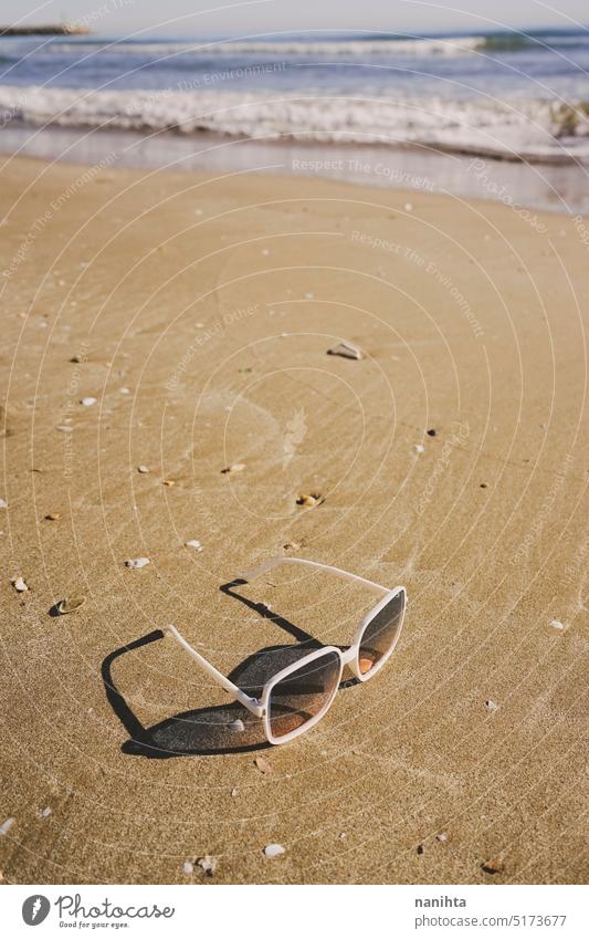 Trendy Retro-Stil Sonnenbrille in einem Sommerurlaub Strand Bild MEER Feiertage altehrwürdig reisen retro Brille Zubehör Wohlbefinden Fröhlichkeit