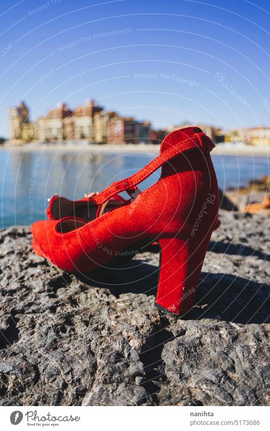 Touristisches Bild von roten High Heels in einer Klippe mit Alboraya, Valencia, als Hintergrund reisen mediterran Sommer Feiertage Fersen Tourismus MEER Küste