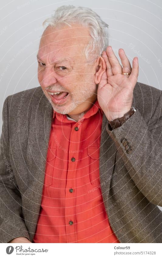 Schlecht hörender Senior Gehör Verlust hart Ohr alt taub Mann älter Schwierigkeit Menschen zuhören Porträt Gehörlosigkeit männlich beeinträchtigt