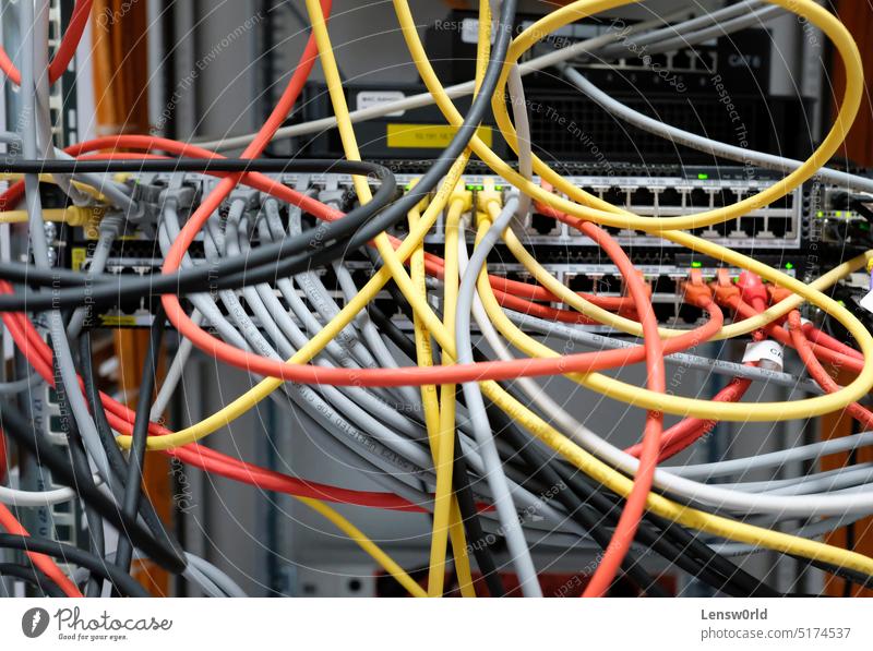 Netzwerktechnik - viele bunte Kabel in einem IT- und Serverraum Cloud-Computing Cloud-Technologie Mitteilung Computer Gerät Internet IT-Infrastruktur