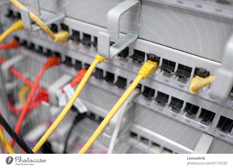 Netzwerktechnik - viele bunte Kabel in einem IT- und Serverraum Cloud-Computing Cloud-Technologie Mitteilung Computer Gerät Internet IT-Infrastruktur