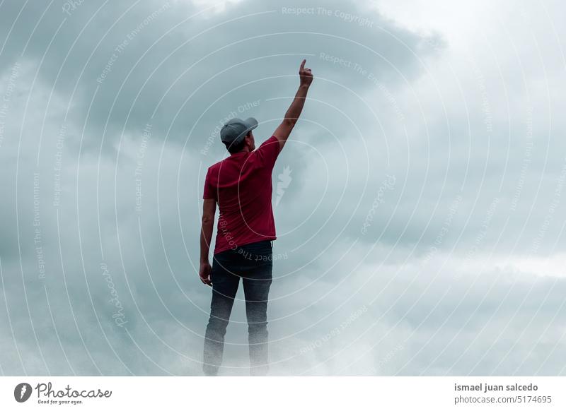 Porträt eines Mannes, der in den Himmel und die Wolken gestikuliert Person eine Person Natur Landschaft Nebel Ansicht gestikulierend Gefühl frei reisend