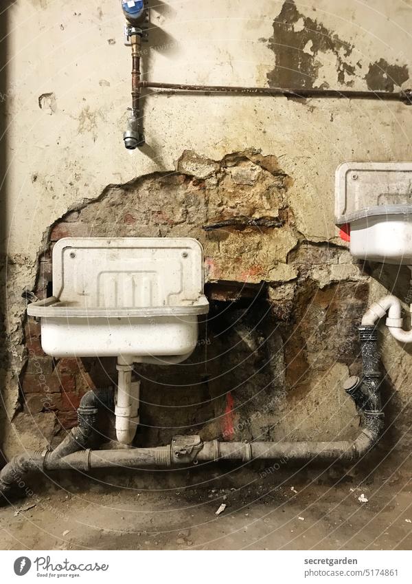 Rohrkrepierer Sanitäranlagen Waschbecken Wand Sanierung sanieren Keller renovierungsbedürftig alt baufällig Gutachter Putzfassade Staub Ausgussbecken