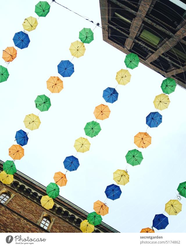 irgendwie schräg Dekoration Innenstadt Aufwertung Himmel hoch hängen Regenschirm Schirm Schutzschirm Gebäude Hamburg Ordnung Außenaufnahme Menschenleer