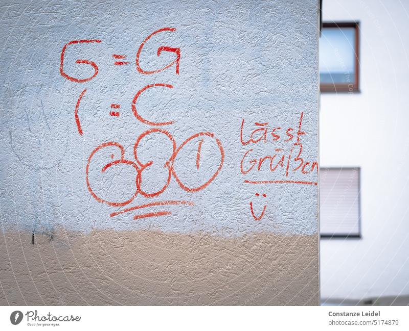 Rote Schriftformel auf weißer Fassade, jemand lässt grüßen. Graffiti Haus Wand Schriftzeichen Gekritzel Grüße Schreibfehler Mauer Formel Gleichheitszeichen