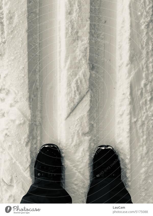 Dem Winter auf der Spur Schnee Loipe Fuß Füsse geradeus geloipt gespurt schwarzweiß kalt Natur Spuren Schneespur Schneedecke Frost Wetter Winterstimmung