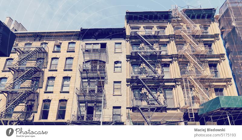 Farbig getöntes Bild von Gebäuden mit Feuerleitern, New York City, USA. Großstadt alt Feuertreppe New York State altehrwürdig Stadthaus neu Manhattan retro Haus