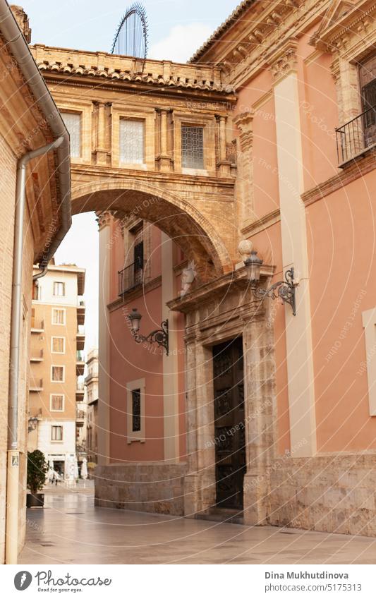 Bogen der Kathedrale in Valencia, Spanien. Historische Gebäude und Straße. Wahrzeichen Großstadt Erbe berühmt Vorlage Basilika Historie Außenseite dekorativ
