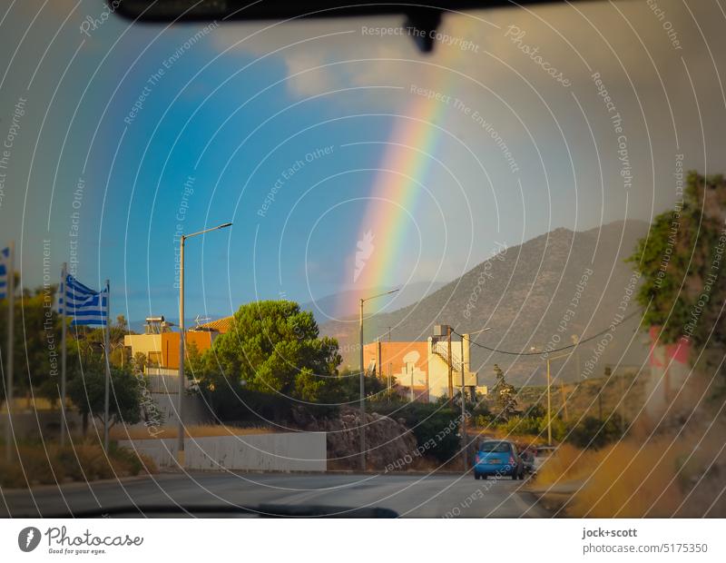 Windschutzscheibe trifft Regenbogen am frühen Morgen Ferien & Urlaub & Reisen Himmel Reisefotografie fahren Sommer Straße Silhouette Griechenland Fahne PKW