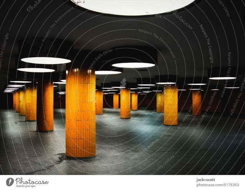 unterirdischer Gang aus den 70er Jahren Architektur Säule Fliesen u. Kacheln Orange Beleuchtung Wege & Pfade Unterführung orange Untergrund Durchgang Design