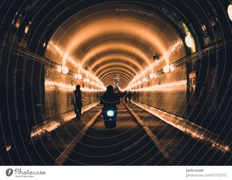 [HH Unnamed Road] motorisierte Begegnung mit Tunnelblick Alter Elbtunnel Sankt Pauli-Elbtunnel Hamburg historisch Architektur Stollen Passanten unterirdisch
