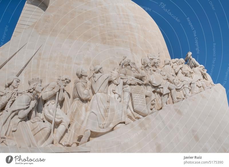 Berühmte Persönlichkeiten der portugiesischen Geschichte in Stein gemeißelt an der Seite des Denkmals für die Entdeckungen in Belem, lissabon, portugal berühmt