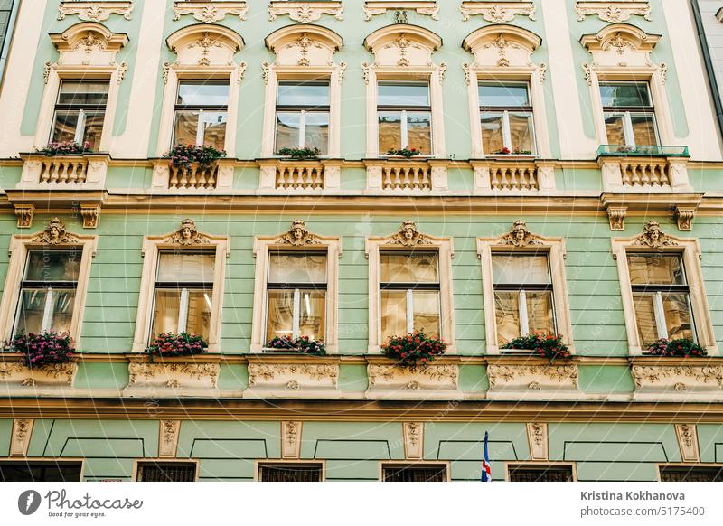 Prag, Tschechien - Februar 2023. Europäische Architektur, historische Gebäudefassade Gasse Antiquität Appartement Appartements Balkon schön blau böhmen Kapital