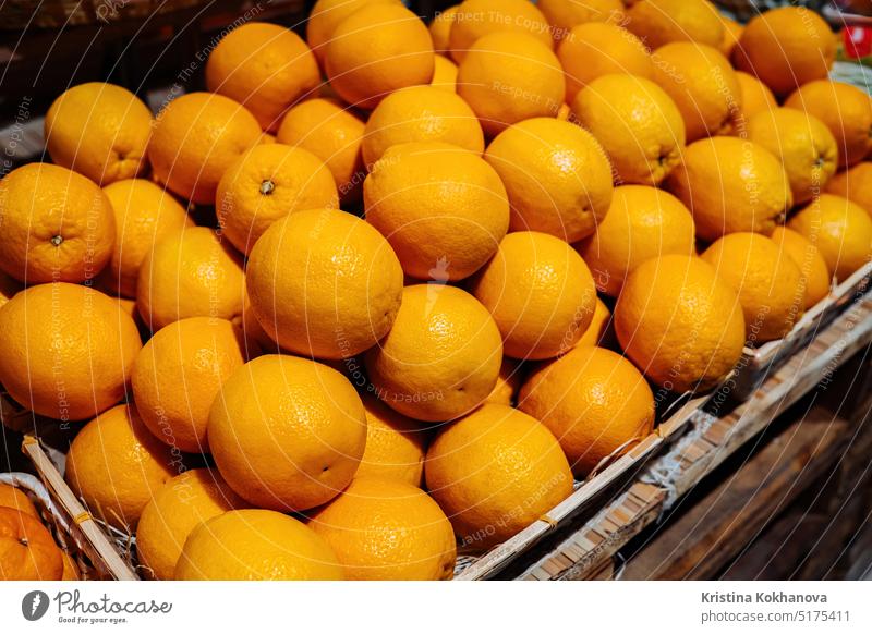 Ein Strauß Orangen im Supermarkt oder auf dem Markt. Verkauf von gesunden Produkten, Vitaminen Frucht Laden Lebensmittel Regal frisch kaufen Gesundheit