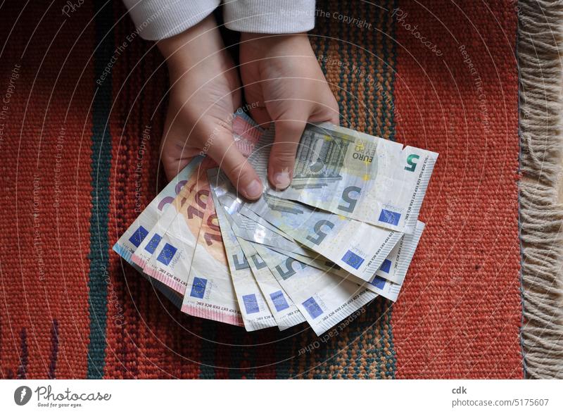 Kindheit | Umgang mit eigenem Geld | gespartes Taschengeld wird gezählt und gezeigt. Geldscheine Bargeld Euro Finanzen zeigen herzeigen zählen präsentieren