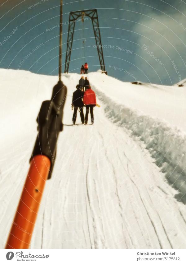 Im Schlepplift das waren noch zeiten Skilift Bügellift Ankerlift doppelmayr Skifahren Winterurlaub Schnee Wintersport Skifahrer Berge u. Gebirge