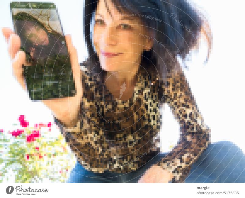 Freundinnen unter sich! Eine freundliche Frau chattet mit ihrem Smartphone, verpixelt Telefon Technik & Technologie Handy benutzend Internet Pixel pixelkunst