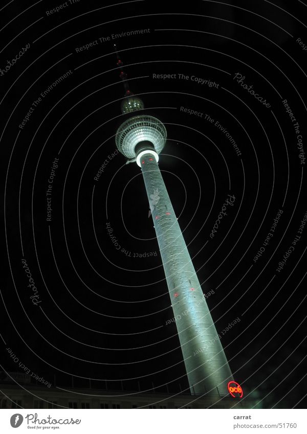 Der Schiefe Turm von Berlin Alexanderplatz Nacht dunkel Licht Berliner Fernsehturm alex hoch Kontrast