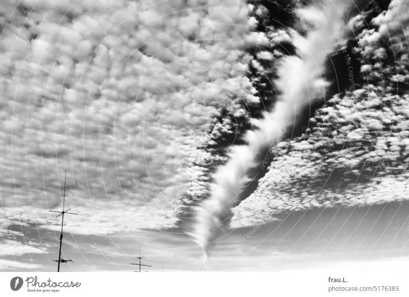 Himmel, Wolken und Antennen Wolkendecke Wolkenformation außergewöhnlich Hole-Punch-Cloud Kondensstreifen