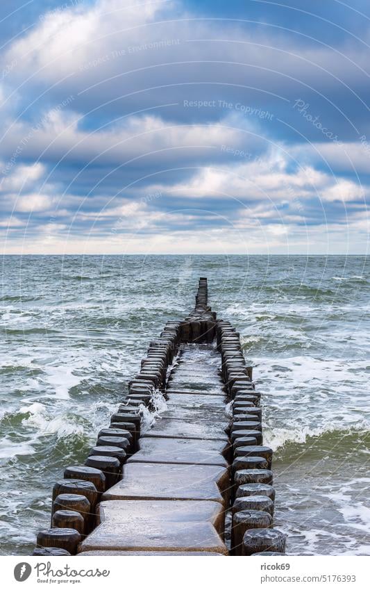 Buhne an der Küste der Ostsee in Ahrenshoop auf dem Fischland-Darß Ostseeküste Meer Strand Wellen Landschaft Natur Wasser Himmel Wolken blau