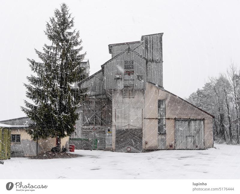 Altes Kieswerk im Winter alt Quetschwerk Schnee Schneefall Fichte Waldrand Holz Dezember Denkmal Schneeflocken