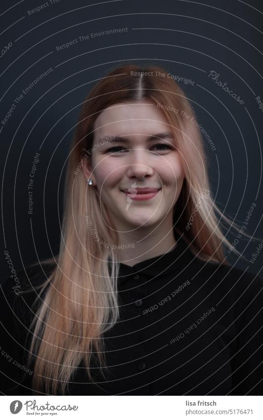 BEWERBUNGSBILD - JUNGE FRAU - HÜBSCH 18-20 Jahre Frau langhaarig blond rothaarig sympathisch grinsen Junge Frau Bewerbung Bewerbungsfoto Blick in die Kamera