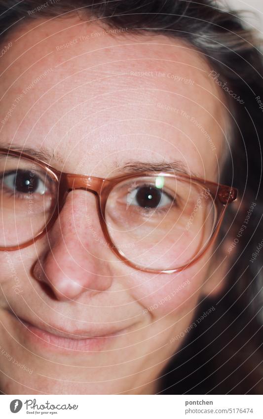 angeblitztes gesicht einer lächelnden  frau mit brille Erwachsene freundlich brünett graue haare Porträt