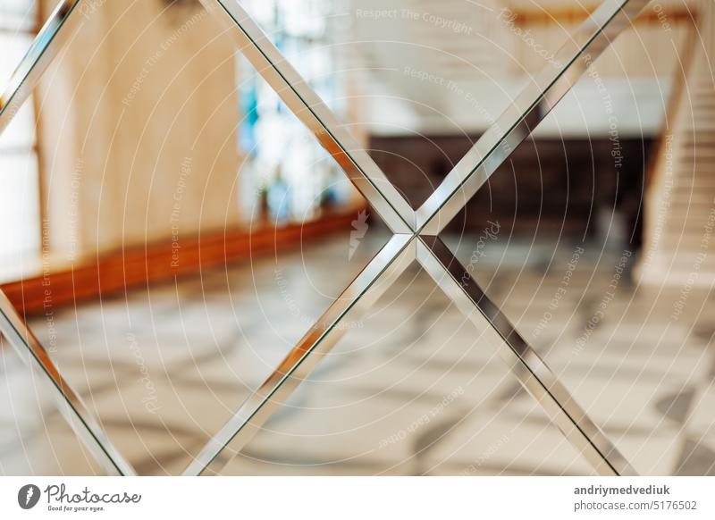 Luxus Spiegel Wand mit Kristallen, Dekoration und Reflexion. Abstrakte Glas Hintergrund. Hotel oder Wohnung Interieur. Polygonale Oberfläche. Nahaufnahme. Textur.
