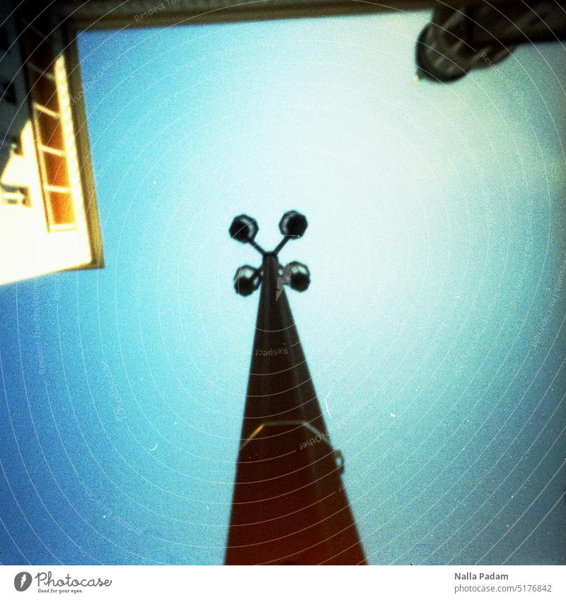 Laterne analog Analogfoto Farbe Pinhole Architektur Mast Himmel Blick nach oben hoch Außenaufnahme Stadt Straßenlaterne Laternenpfahl Tag Elektrizität