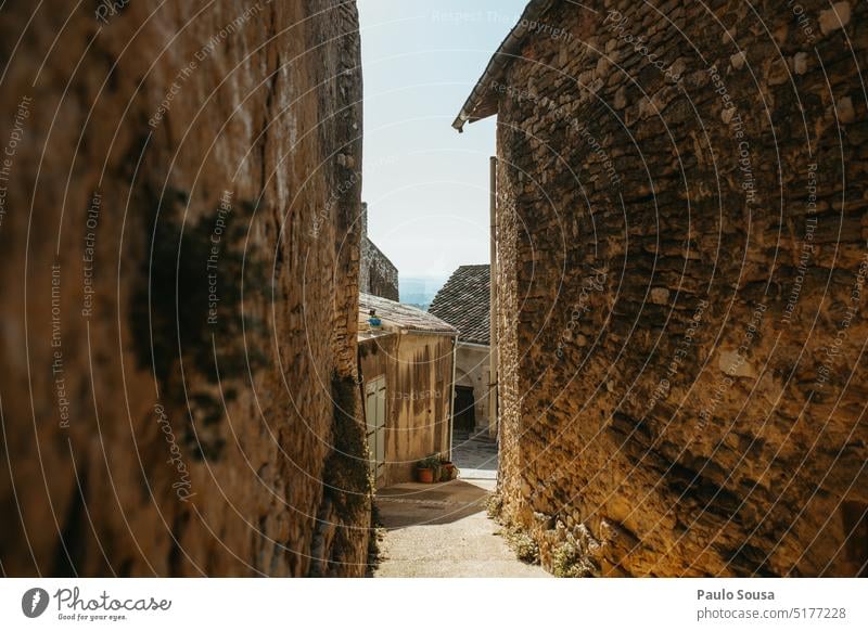 Straße eines französischen Dorfes Strukturen & Formen reisen Tourismus Frankreich Ferien & Urlaub & Reisen Farbfoto Außenaufnahme Architektur Menschenleer Haus