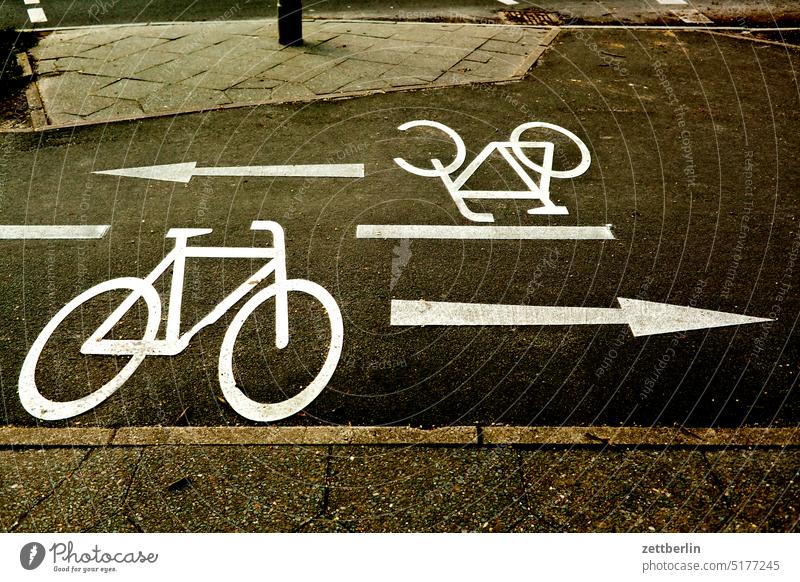 Fahrradweg mit Gegenverkehr abbiegen asphalt auto ecke fahrbahnmarkierung fahren fahrrad fahrradweg ferien fortbewegung gerade hauptstraße hinweis kante kurve