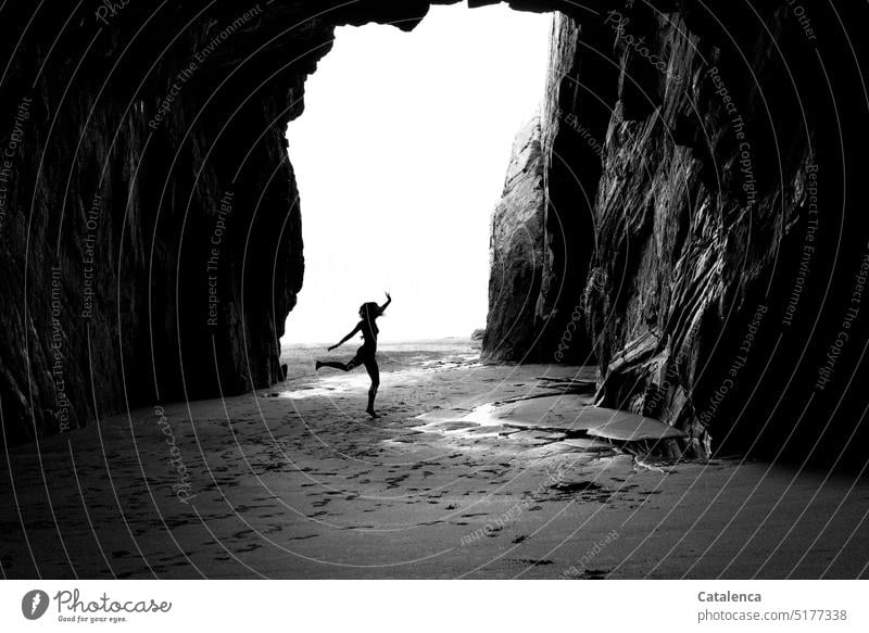 Höhlentanz dunkel Felsen Stein Wasser Licht Natur Sand Küste Strand Kontrast Silhouette Person tanzen Tageslicht Schwarz/Weiss Schatten