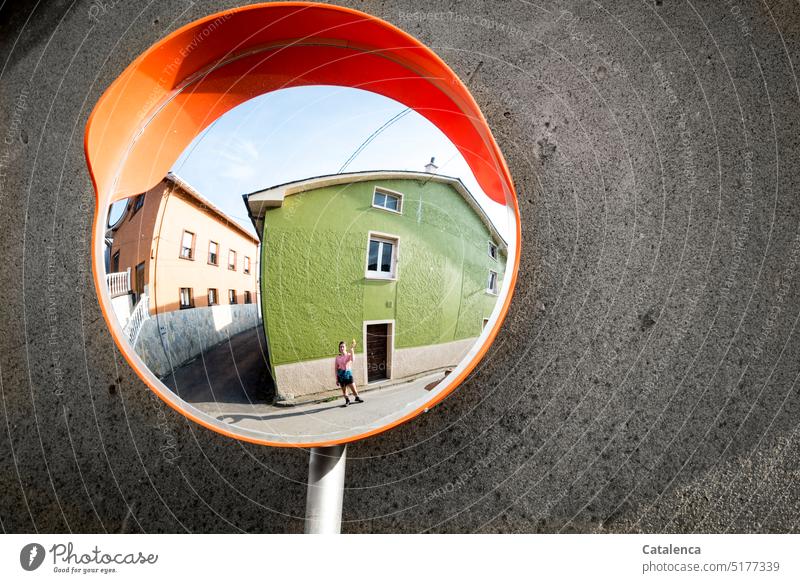 Spiegelbild an der Straßenecke Reflexion & Spiegelung Außenaufnahme Frau Außenspiegel Haus Architektur Menschenleer Gebäude Tag Tageslicht Himmel Blau Orange