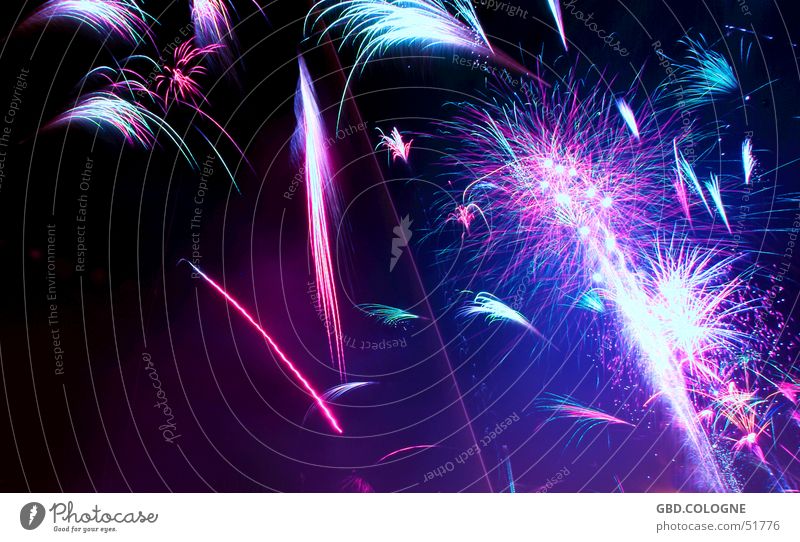 Silvester 2005 Party Veranstaltung Silvester u. Neujahr blau mehrfarbig violett rosa schwarz Feuerwerk Nachtaufnahme 31.12. Farbfoto Außenaufnahme abstrakt