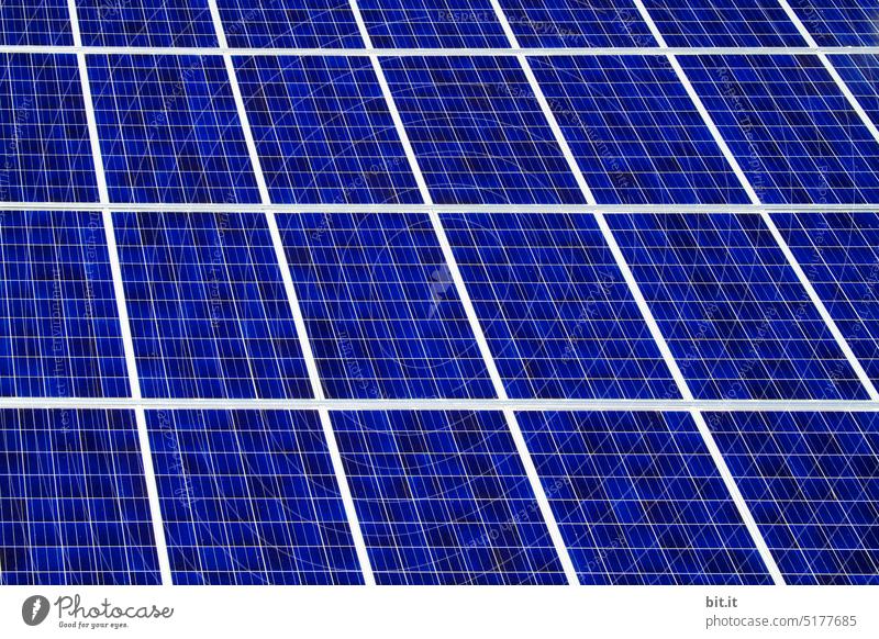 Blaue Solarzelle auf einem Hausdach. Nachhaltig Energie sparen mit Sonnenenergie, Solaranlage, Solarzellen. Nahaufnahme Solarmodul, Photovoltaikanlage, Solaranlage. Energiewende & Nutzung von Sonnenlicht zur Erzeugung von Strom, Energie, Wärme, Ökostrom.