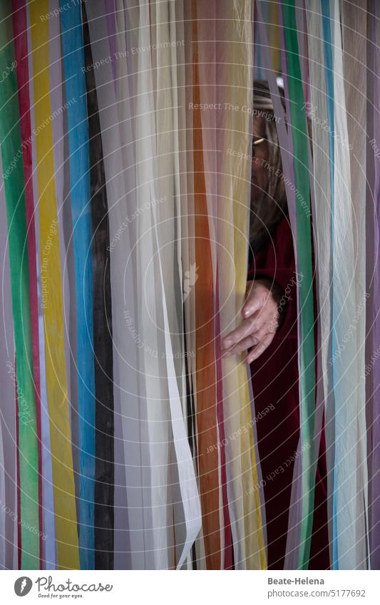 Spanischer Vorhang aus bunten Plastikbändern 2 mit Hand Tür Versteck spickeln Öffnen Einblick Abgrenzung Gardine Schatten Dekoration & Verzierung Innenaufnahme