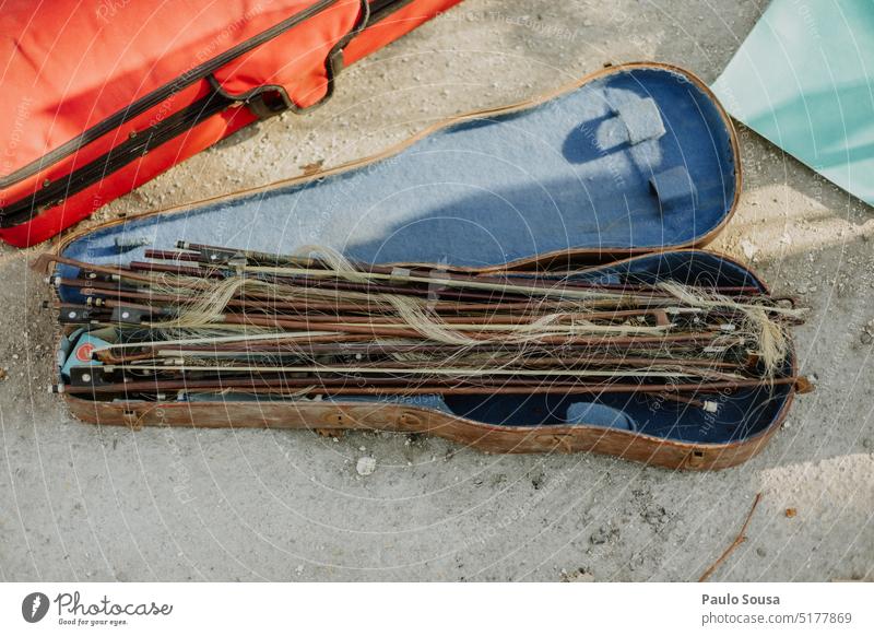 Gebrauchte und kaputte Violinbögen zu verkaufen Schleife Geigenbogen Musik Farbfoto Musikinstrument gebraucht Marche Brokat Second-Hand-Markt Straßenmarkt