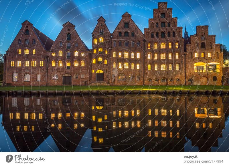 Lübecker Salzspeicher Spiegelung im Wasser Reflexion & Spiegelung blaue Stunde lichter Menschenleer Abend Nacht Architektur Langzeitbelichtung Lichter Tourismus