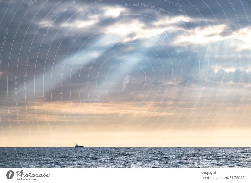 Sonnenstrahlen auf ein kleines Boot am Horizont der Ostsee Meer Schiff Wolken Urlaub Himmel Ferien & Urlaub & Reisen Freiheit blau Abenteuer Tourismus Wasser