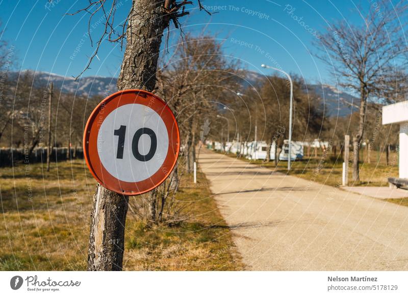 Verkehrszeichen 10 km/h in einer ländlichen Gegend Geschwindigkeitsbegrenzung Vorsicht Regelung Start limitiert Limit fahren Landschaft Schilder blau