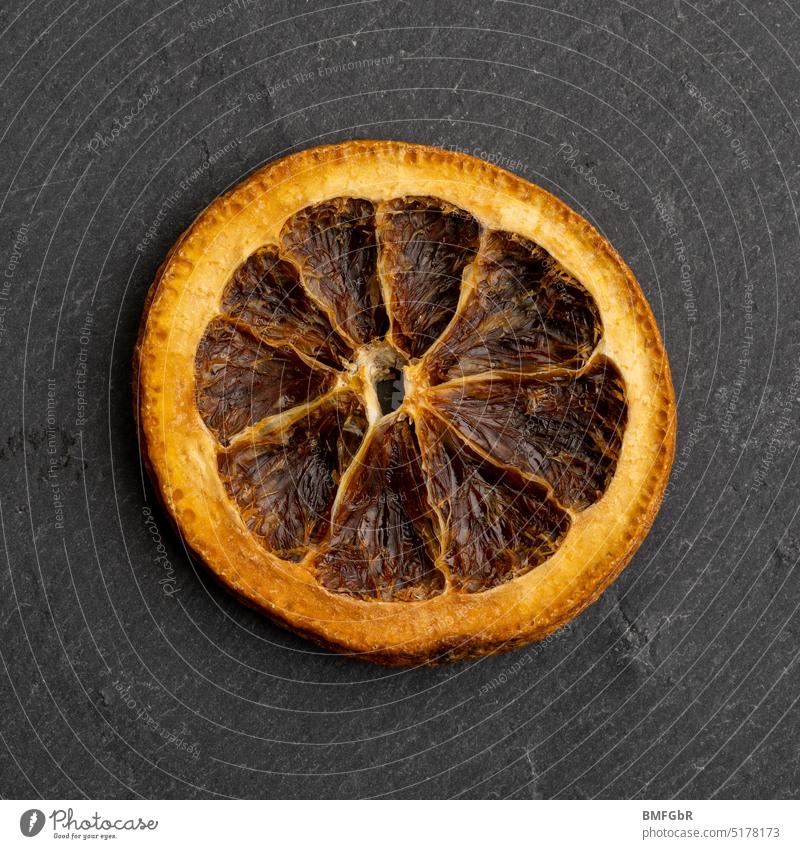 Getrocknete Orangenscheibe auf Schieferplatte Organgenscheibe getrocknet essen Ernährung Menschenleer Vegetarische Ernährung Gesunde Ernährung Foodfotografie