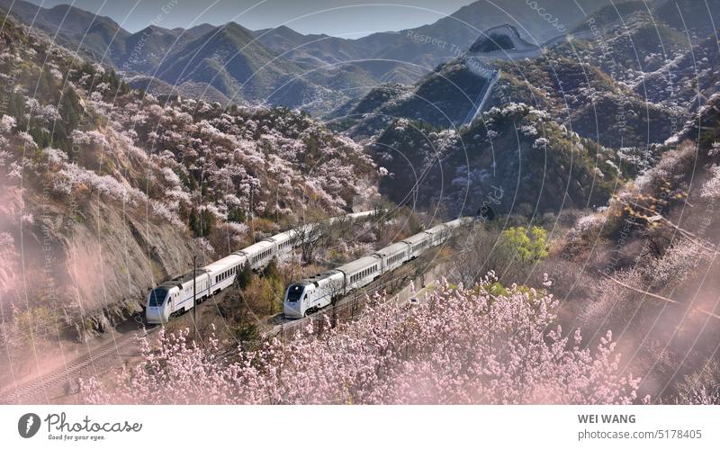 Die Große Mauer mit Zug Chinesische Mauer Eisenbahn Frühling Verkehr