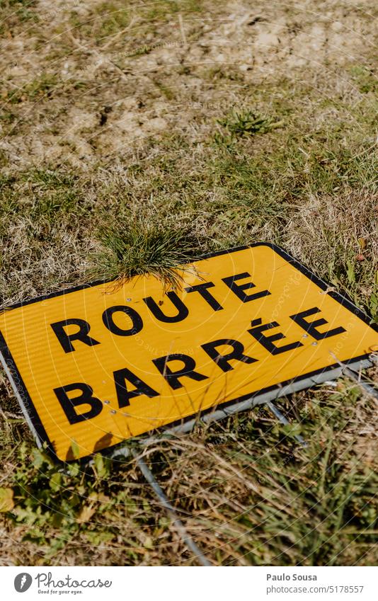 Schild "Gesperrte Straße" auf französisch Route Route barree gesperrte Straße zugeklappt Straßenverkehr Verkehrsschild Schilder & Markierungen Zeichen