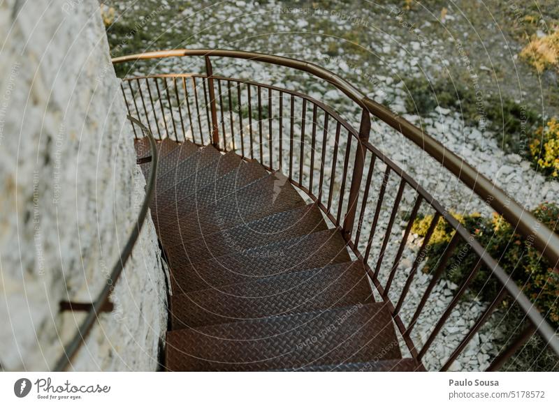 Metalltreppe Treppe Treppenhaus Wendeltreppe Architektur aufsteigen untergehen Abstieg Spirale Detailaufnahme Schatten Menschenleer