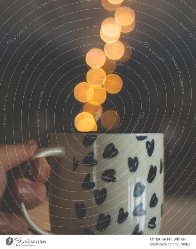 Wie Dampf aus dem Kaffeebecher scheinen die Lichtpunkte nach oben zu schweben Lichterkette Bokeh LIchter Hand Unschärfe bokeh lichter glänzend defokussiert