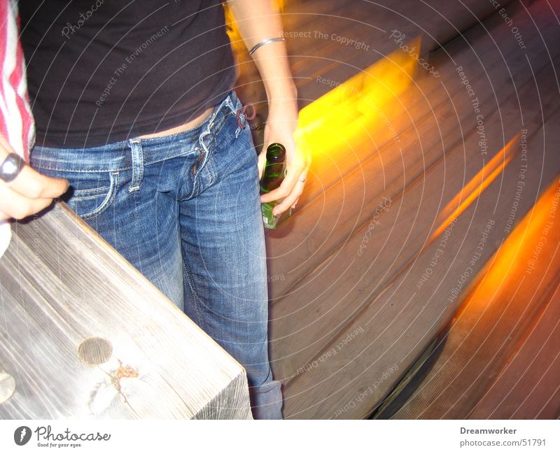 Bier bei Nacht Bar Sommer Frau Top Jeanshose Einsamkeit gelbes licht Treppe