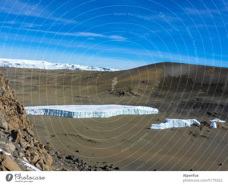Lebenserwartung | auf der Kippe Mondlandschaft Gipfel Schönes Wetter außergewöhnlich Erderwärmung klimakrise unwirklich Landschaft Vulkansand Kilimanjaro Umwelt