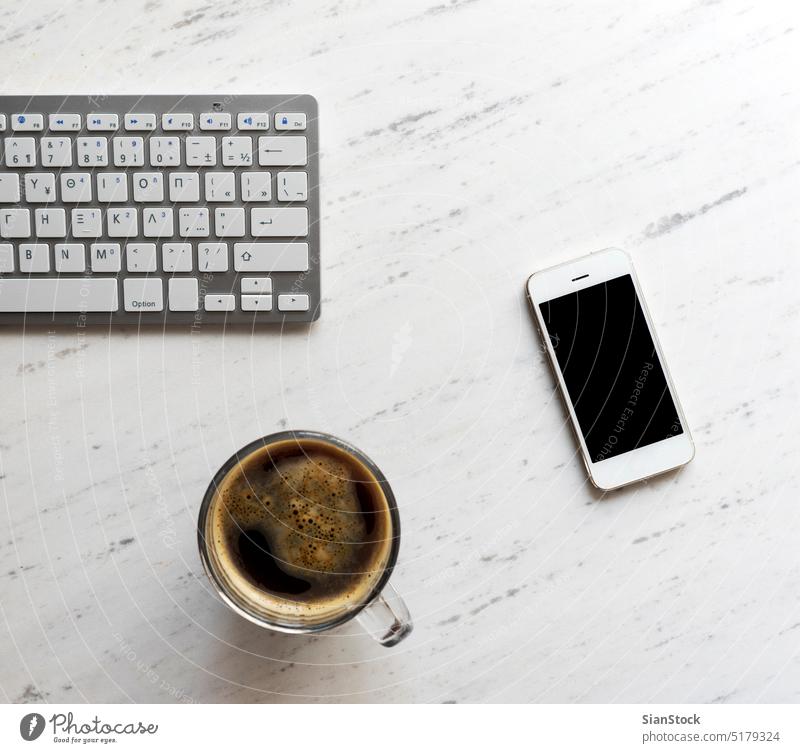 Arbeitsplatz mit Smartphone, Kaffee, Tastatur, Laptop Top Schreibtisch Ansicht Tisch Büro Computer Tasse Desktop weiß Keyboard oben Business Hintergrund Papier