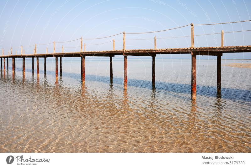 Hölzerne Seebrücke, Sommerurlaub Konzept, Farbe Tonung angewendet. Pier Strand Urlaub Wasser MEER Feiertag Horizont minimalistisch Natur Landschaft